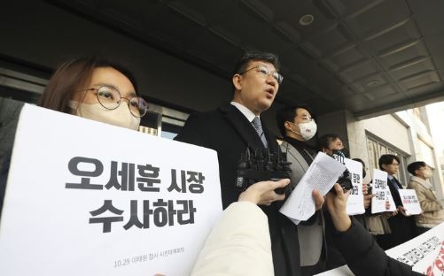 김남근 변호사가 11일 오전 서울시 마포구 서울경찰청 특별수사본부 앞에서 10.29 이태원 참사 유가족협의회와 시민 대책회의 주관으로 열린 '꼬리자르기 수사 규탄 기자회견'에서 취지 발언을 하고 있다. (사진=뉴시스 제공)