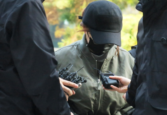 11일 오후 보험금을 받아 자신의 빚을 갚기 위해 어머니에게 자동차 부동액을 먹여 숨지게 한 30대 딸이 구속 전 피의자 심문(영장실질심사)을 받기 위해 인천 미추홀구 인천지법 영장실질심사장으로 들어서고 있다. (사진=뉴시스 제공)