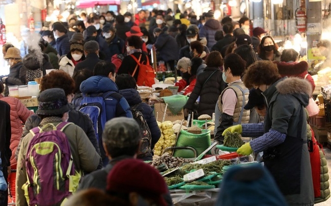 설 명절을 앞둔 지난 13일 오후 서울 동대문구 청량리시장을 찾은 시민들이 장을 보고 있다. 서울시는 오는 24일까지 시내 108개 전통시장에서 제수용품과 농수축산물을 최대 30% 할인된 가격으로 판매하는 '설 명절 특별 이벤트'를 진행한다. (사진=뉴시스)