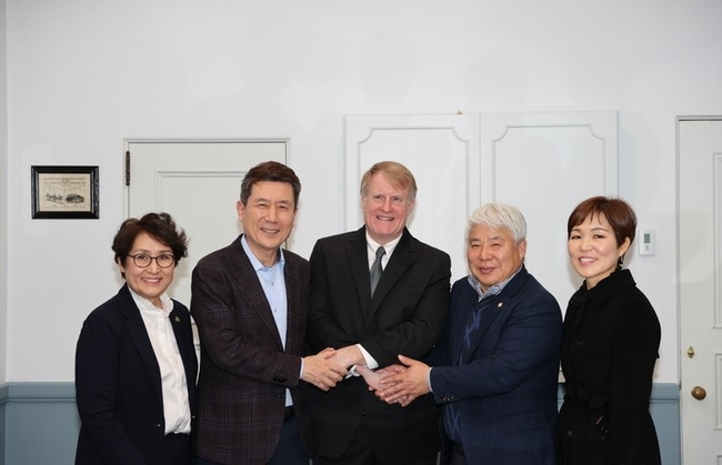  이강덕 포항시장과 백인규 포항시의회 의장 등 포항시 대표단 일행이 미국 리치 피츠제럴드(Rich Fitzgerald) 엘러게니 카운티 수장(Executive)을 만나 피츠버그시와의 지속적인 교류에 대한 의견을 교환했다.(사진=포항시 제공)