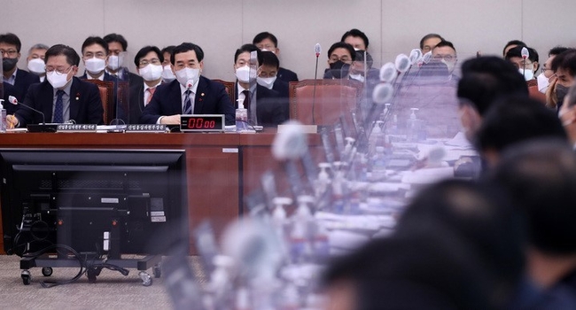 이창양(왼쪽 두번째) 산업통상자원부 장관이 11일 오전 서울 여의도 국회에서 열린 산업통상자원중소벤처기업위원회 전체회의에서 의원 질의에 답변하고 있다. (사진=뉴시스)