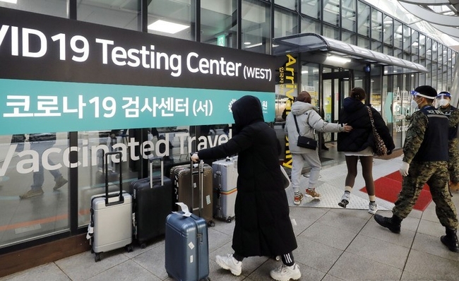 인천국제공항을 통해 중국 지난에서 도착한 입국자들이 PCR 검사센터로 들어가는 모습. (사진=뉴시스)