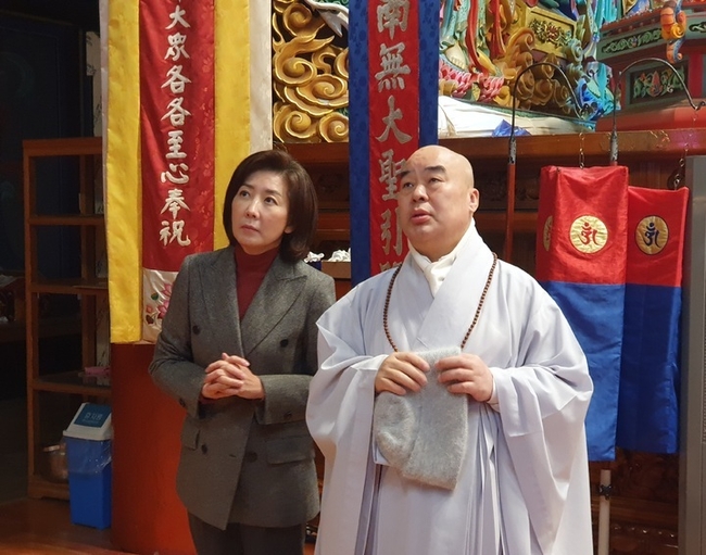 국민의힘 나경원 전 의원이 지난 13일 대한불교 천태총 총본산 충북 단양 구인사를 방문, 총무원장인 무원 스님의 안내를 받으며 경내를 돌아보고 있다. (사진=대한불교 천태종)