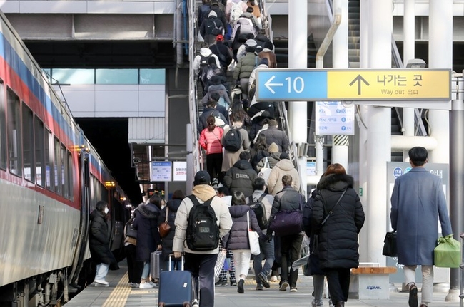 지난해 설 연휴 서울 중구 서울역에서 귀경객들이 기차에서 내려 이동하고 있는 모습. (사진=뉴시스)