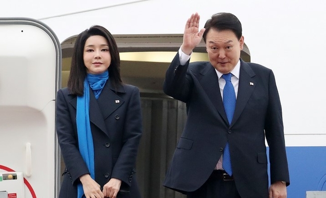  6박8일간 아랍에미리트(UAE)·스위스 순방에 나서는 윤석열 대통령과 부인 김건희 여사가 지난 14일 경기도 성남 서울공항에서 공군 1호기 탑승 전 손 흔들어 인사하고 있다. (사진=뉴시스)