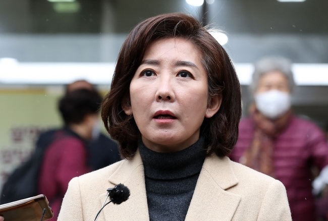  나경원 전 국민의힘 의원이 15일 오전 서울 동작구 흑석동 성당에서 미사를 마친 후 취재진의 질문에 답변하고 있다. (사진=뉴시스)
