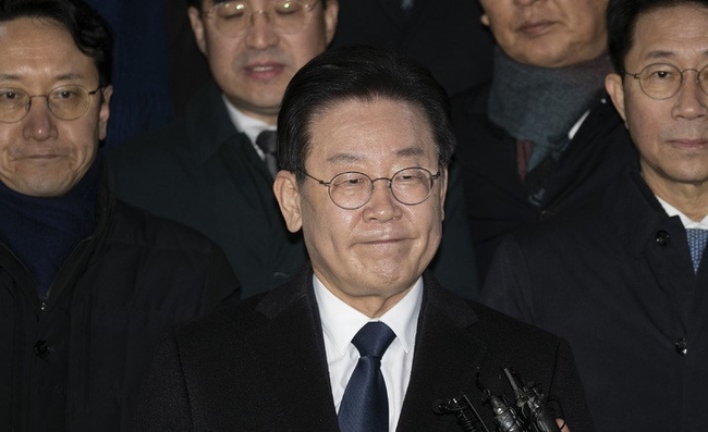 이재명 더불어민주당 대표가 10일 오후 경기 성남시 수원지방검찰청 성남지청에서 '성남 FC 후원금 의혹' 관련 조사를 마치고 청사를 나서고 있다.(공동취재사진) 