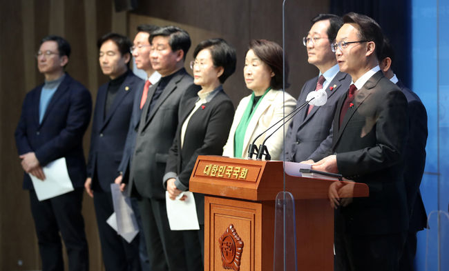 조해진 국민의힘 의원이 9일 오후 서울 여의도 국회 소통관에서 열린 초당적 정치개혁 의원모임 제안 기자회견에서 발언을 하고 있다. 정성호(왼쪽부터) 더불어민주당 의원, 이용호 국민의힘 의원, 김상훈 국민의힘 의원, 전해철 더불어민주당 의원, 김상희 더불어민주당 의원, 심상정 정의당 의원, 민홍철 더불어민주당 의원, 이종배 국민의힘 의원, 조해진 국민의힘 의원.(사진=뉴시스 제공)