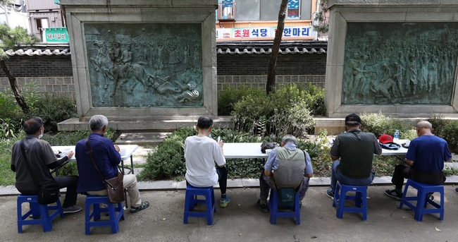 정부가 사회적 거리두기 조정안을 발표한 2021년 8월 6일 오전 서울 종로구 탑골공원 원각사 무료급식소에서 어르신들이 식사를 하고 있다.