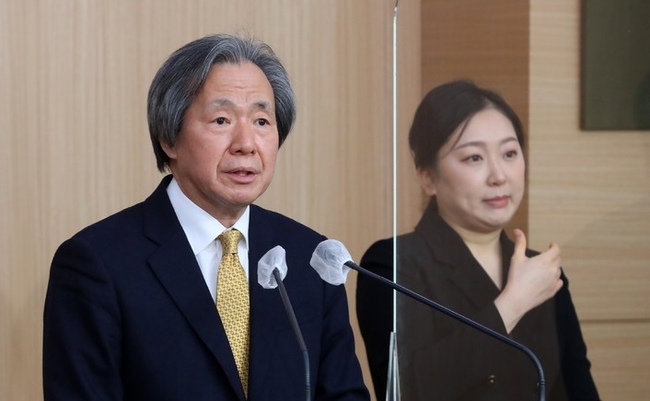 정기석 코로나19 특별대응단장 겸 국가 감염병 위기대은 자문위원장이 16일 오전 서울 종로구 정부서울청사 별관에서 코로나19 중대본 정례 브리핑을 하고 있다,(사진=뉴시스 제공)