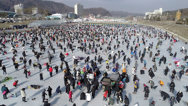‘평창송어축제’에서 관광객들이 축제를 즐기고 있다. (사진= 평창군 제공) 