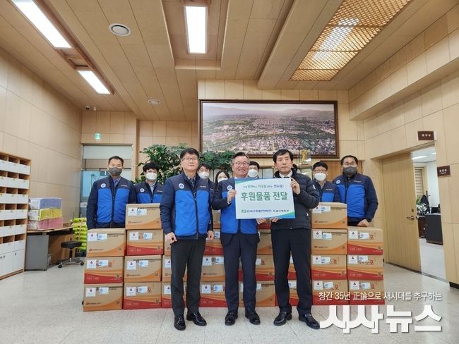 한수원 건설사업본부 봉사단이 16일 설명절 맞이 후원물품을 전달했다