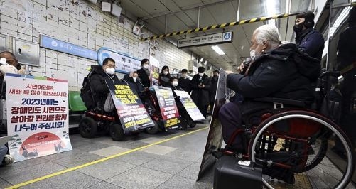 박경석 전국장애인차별철폐연대(전장연) 공동상임대표를 비롯한 활동가들이 지난 5일 오전 서울 종로구 지하철 4호선 혜화역에서 장애인 이동권 문제를 알리는 선전전을 하고 있다. (사진=뉴시스 제공)