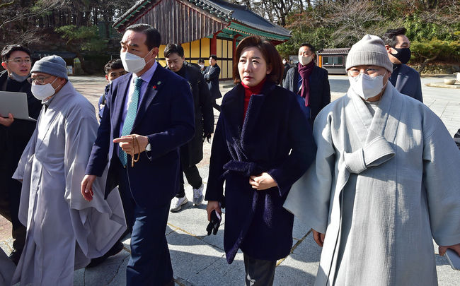 나경원 전 국민의힘 의원이 17일 오전 대구 동구 팔공총림 동화사를 방문하고 있다.(사진=뉴시스 제공)