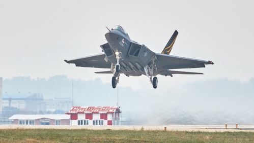 국산 초음속전투기 KF-21 시제2호기가 10일 최초 비행을 위해 이륙하고 있다. (사진=방위사업청 제공) 
