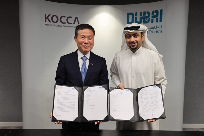 '한-UAE 콘텐츠산업 진흥 협력 체계 구축 확대를 위한 양해각서’를 체결했다.(왼쪽부터) 콘진원 조현래 원장과 DFRE 아흐메드 알 카자 대표. (사진=한국콘텐츠진흥원 제공) 