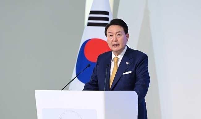  아랍에미리트(UAE)를 국빈 방문 중인 윤석열 대통령이 17일(현지시간) 두바이 미래박물관에서 열린 미래비전 두바이 포럼에서 과학기술의 미래비전에 대한 연설을 하고 있다. (사진=뉴시스 제공)