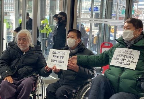 박경석 전국장애인차별철폐연대(전장연) 공동상임대표가 18일 오전 서울 중구 국가인권위에서 오세훈 서울시장 등 3명에 대한 진정서를 들고 있다. (사진=뉴시스 제공)