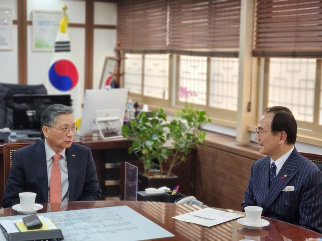 박상돈 천안시장이 지난 17일 이한준 한국토지주택공사 사장을 만나 지역 핵심현안에 대해 논의하고 있다.박상돈 천안시장이 지난 17일 이한준 한국토지주택공사 사장을 만나 지역 핵심현안에 대해 논의하고 있다. (사진=천안시 제공)