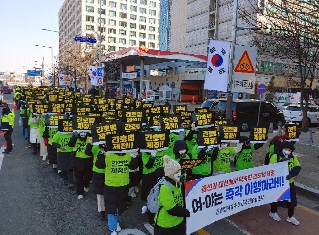 전국에서 모인 간호사와 예비간호사, 간호법 제정 추진 범국민운동본부(이하 간호법 범국본) 1300개 단체 회원 등 1000여명은 18일 국민의힘 당사 앞에서 열린 간호법 제정 촉구 수요 집회에 결집해 법제사법위원회 소속 더불어민주당 의원 전원퇴장 후 국민의힘의 독단적인 간호법 법안2소위 회부는 원천무효라고 주장했다.(사진=대한간호협회 제공)