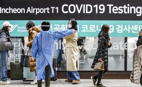 지난 6일 오후 인천국제공항 제1여객터미널에서 상하이발 입국자들이 검역 지원 육군 장병과 코로나19 검사센터로 이동하고 있다. (사진=뉴시스 제공)