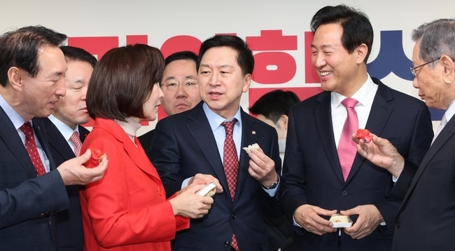  김기현 국민의힘 의원과 나경원 저출산고령사회위원회 부위원장, 오세훈 서울시장 등이 지난 1일 서울 여의도 국민의힘 중앙당사에서 열린 2023 신년인사회에서 대화를 하고 있다. (사진=뉴시스 제공)
