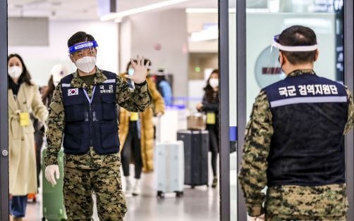 지난 6일 오후 인천국제공항 제1여객터미널에서 상하이발 입국자들이 검역 지원 육군 장병들에게 검사센터 이동 전 안내를 받고 있다. (사진=뉴시스 제공)