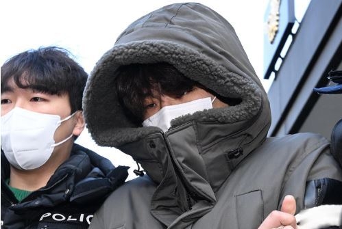 택시기사와 집주인인 동거녀 살해 혐의로 구속된 이기영이 4일 오전 경기 고양시 일산동부경찰서에서 검찰로 송치되고 있다. 이기영은 지난달 20일 60대 남성 택시기사를 살해, 시신을 유기했다. 지난해 8월에는 동거녀를 살해한 뒤 시신을 유기했다고 진술했다. (사진=뉴시스 제공)