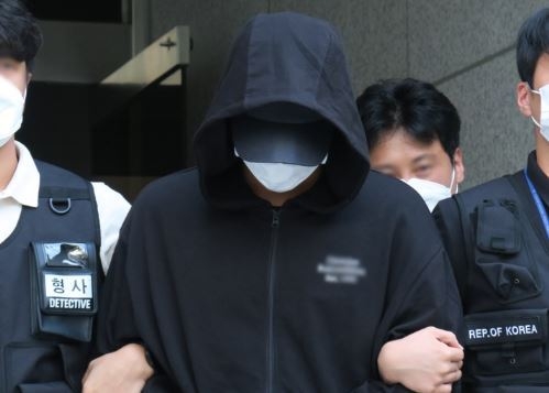 인하대학교 캠퍼스에서 동급생을 성폭행하다 추락하게 해 사망에 이르게 한 20대 남학생이 17일 오후 인천시 미추홀구 인천지법에 구속 전 피의자 심문(영장실질심사)을 받고 걸어 나오고 있다. (사진=뉴시스 제공)