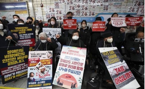 지난 18일 오전 서울 종로구 지하철 4호선 혜화역 승강장에서 박경석 전국장애인차별철폐연대(전장연) 공동상임대표와 활동가들이 서울시의 오세훈 시장과 전장연의 비공개 면담 참여 제안에 대한 입장 발표 기자회견을 하고 있다. (사진=뉴시스 제공)