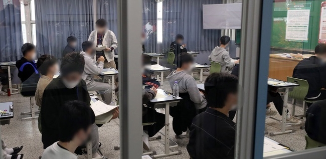2023학년도 대학수학능력시험일인 지난해 11월 17일 부산 남구 대연고등학교에서 감독관들이 문답지를 배부하고 있다. (사진=뉴시스 제공)