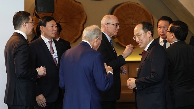추경호 경제부총리 겸 기획재정부 장관과 신동빈 롯데그룹 회장, 구광모 LG그룹 회장, 최태원 SK그룹 회장 등이 18일(현지시간) 다보스 시내 한 호텔에서 열린 '글로벌 CEO와의 오찬'에서 참석자들과 환담하고 있다. (사진=뉴시스 제공)