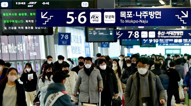 설 연휴를 하루 앞둔 20일 오전 광주 광산구 광주송정역이 귀성객들로 붐비고 있다. (사진=뉴시스)