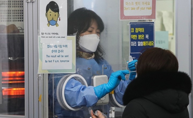 지난 16일 오전 서울 송파구 보건소 선별진료소에서 시민이 검사를 받고 있다. (사진=뉴시스)