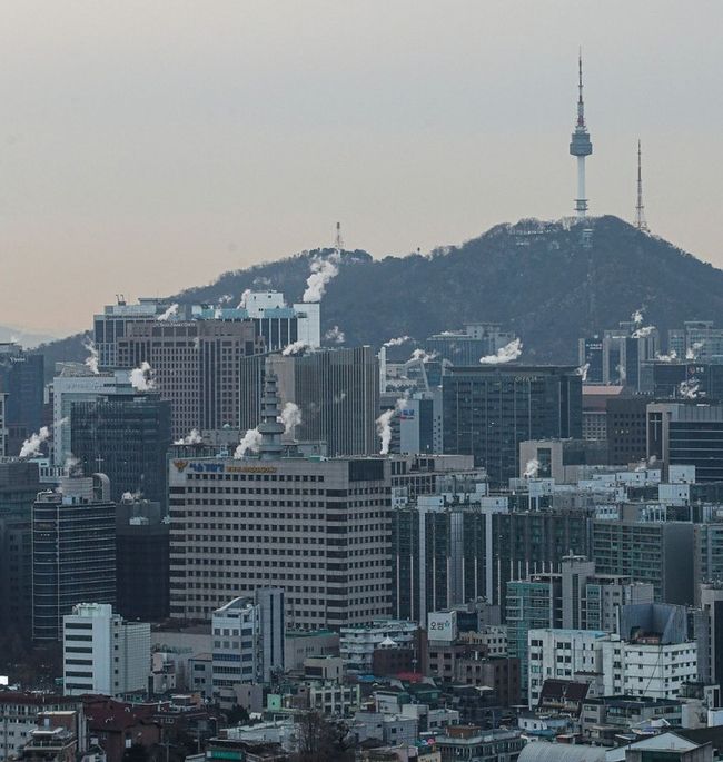  연일 강추위가 계속되고 있는 지난 17일 오전 서울 종로구 인왕산에서 바라본 서울 도심의 건물에 수증기가 피어 오르고 있다. (사진=뉴시스)