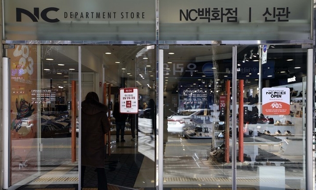 21일 천장 균열과 관련해 보수 조치를 마친 경기 성남시 NC백화점 야탑점이 영업을 재개, 고객들이 입장하고 있다. (사진=뉴시스)