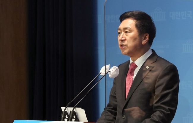 국민의힘 당권 주자인 김기현 의원이 지난 19일 오전 서울 여의도 국회 소통관에서 비전과 통합 메시지 발표 기자회견을 하고 있다. (사진=뉴시스)