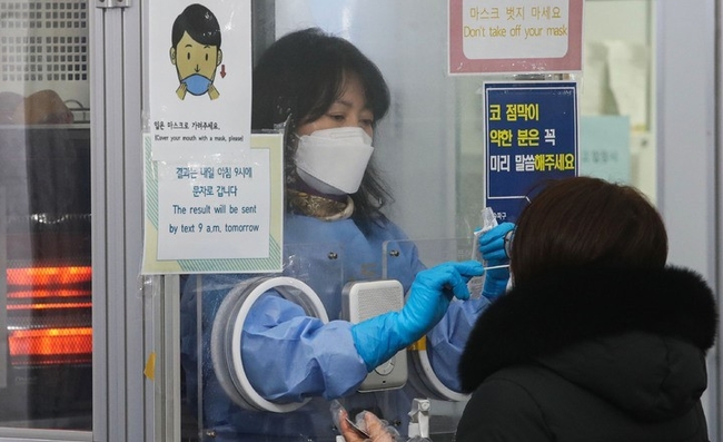 지난 16일 오전 서울 송파구 보건소 선별진료소에서 시민이 검사를 받고 있다. (사진=뉴시스)