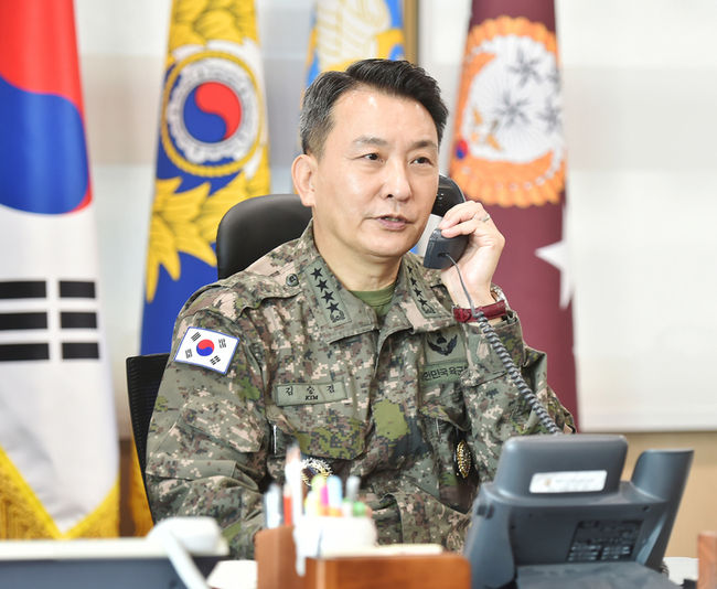 김승겸 합동참모본부 의장이 서울 용산구 합동참모본부에서 마크 밀리 미국 합참의장과 공조통화를 통해 북한의 핵·미사일 위협을 평가하고 향후 대응방안을 논의하고 있다. (사진=뉴시스)