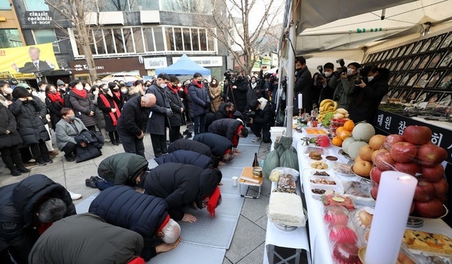  설날인 22일 서울 용산구 녹사평역 인근에 마련된 이태원 참사 희생자 합동분향소에서 열린 합동 차례에서 유가족들이 희생자들에게 큰 절을 올리고 있다. (사진=뉴시스)