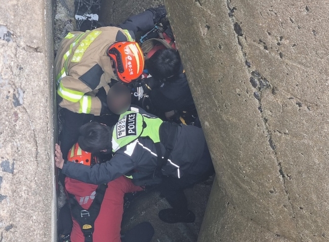 22일 오후 제주 서귀포시 모슬포항 방파제에서 소방대원과 해경 구조대가 추락한 50대 낚시객을 구조하고 있다. 2023.01.22.(사진=서귀포해양경찰서 제공)