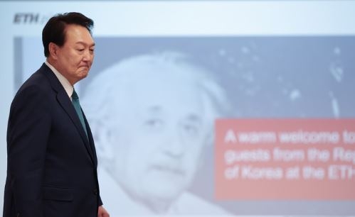 윤석열 대통령이 지난 19일(현지시각) 취리히 연방공과대학을 방문해 아인슈타인의 학적부 등 사료에 대한 설명을 듣기 위해 이동하고 있다. (사진=뉴시스 제공)