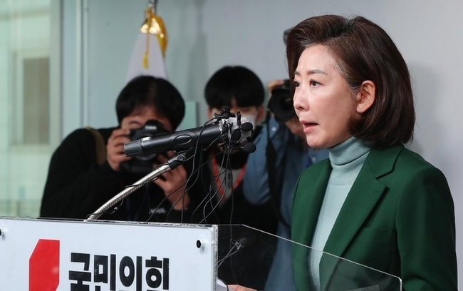 나경원 전 국민의힘 의원이 25일 오전 서울 여의도 국민의힘 당사에서 당 대표 경선 불출마를 선언하고 있다. (사진=뉴시스 제공)