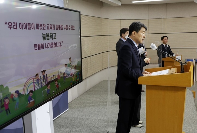 이주호 사회부총리 겸 교육부 장관이 지난 9일 오후 세종시 정부세종청사에서 늘봄학교 추진방안 관련 브리핑을 하고 있다. (사진=교육부 제공) 