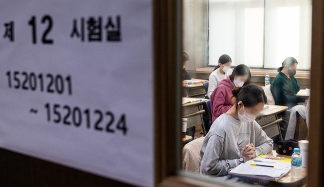  2023학년도 대학수학능력시험이 치러진 지난 17일 오전 서울 중구 이화여자외국어고등학교에서 한 수험생이 시험을 준비하고 있다.(사진=뉴시스 제공)