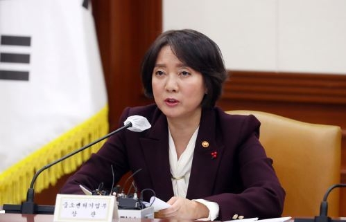 이영 중소벤처기업부 장관이 26일 오전 서울 종로구 정부서울청사에서 열린 비상경제장관회의에 참석해 발언하고 있다. (사진=뉴시스 제공)