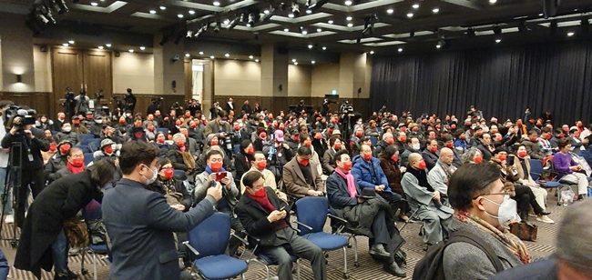 26일 여의도 중소기업중앙회관 K-BIZ홀에서 개최된 강신업 변호사 국민의힘 당대표 출정식에서 청중들이 강신업 변호사 연설을 경청하고 있다.(사진=시사뉴스)