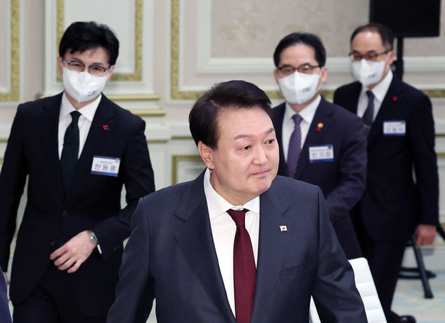 윤석열 대통령이 26일 청와대 영빈관에서 열린 법무부, 공정거래위원회, 법제처 업무보고에 입장하고 있다. (사진=대통령실통신사진기자단/뉴시스 제공)