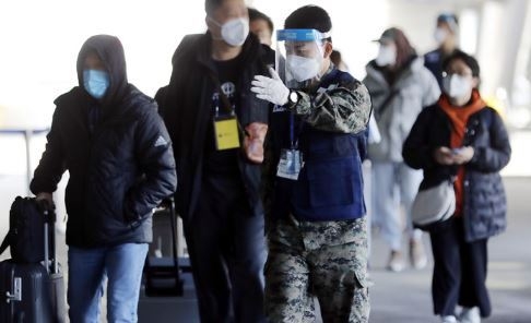 지난 9일 인천국제공항에서 국군검역지원단이 중국 지난에서 도착한 입국자들에게 PCR 검사센터 안내하고 있다. (사진=뉴시스 제공)