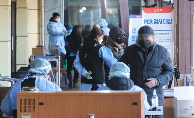 지난 16일 오전 서울 송파구 보건소 선별진료소에서 시민들이 검사를 받기 위해 대기하고 있다. (사진=뉴시스)